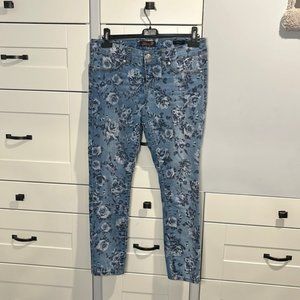 SEVEN jeans light wash, floral patterns, skinny size 8 x 29. Low rise.